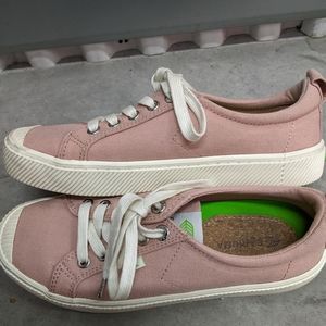 Cariuma Women's Low Top Canvas Sneakers Size 8